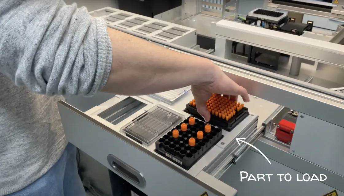 User loads experiment's parts in the device